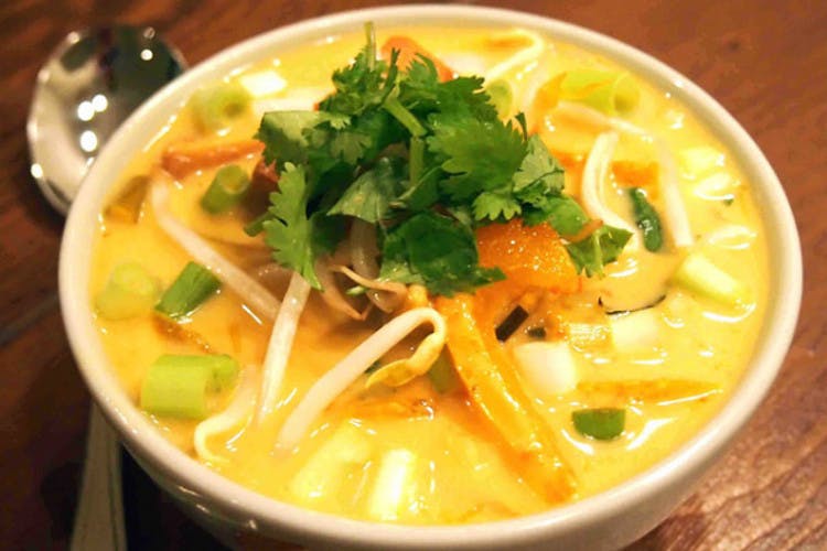 Dish,Food,Noodle soup,Cuisine,Ingredient,Soup,Curry chicken noodles,Yellow curry,Kalguksu,Okinawa soba