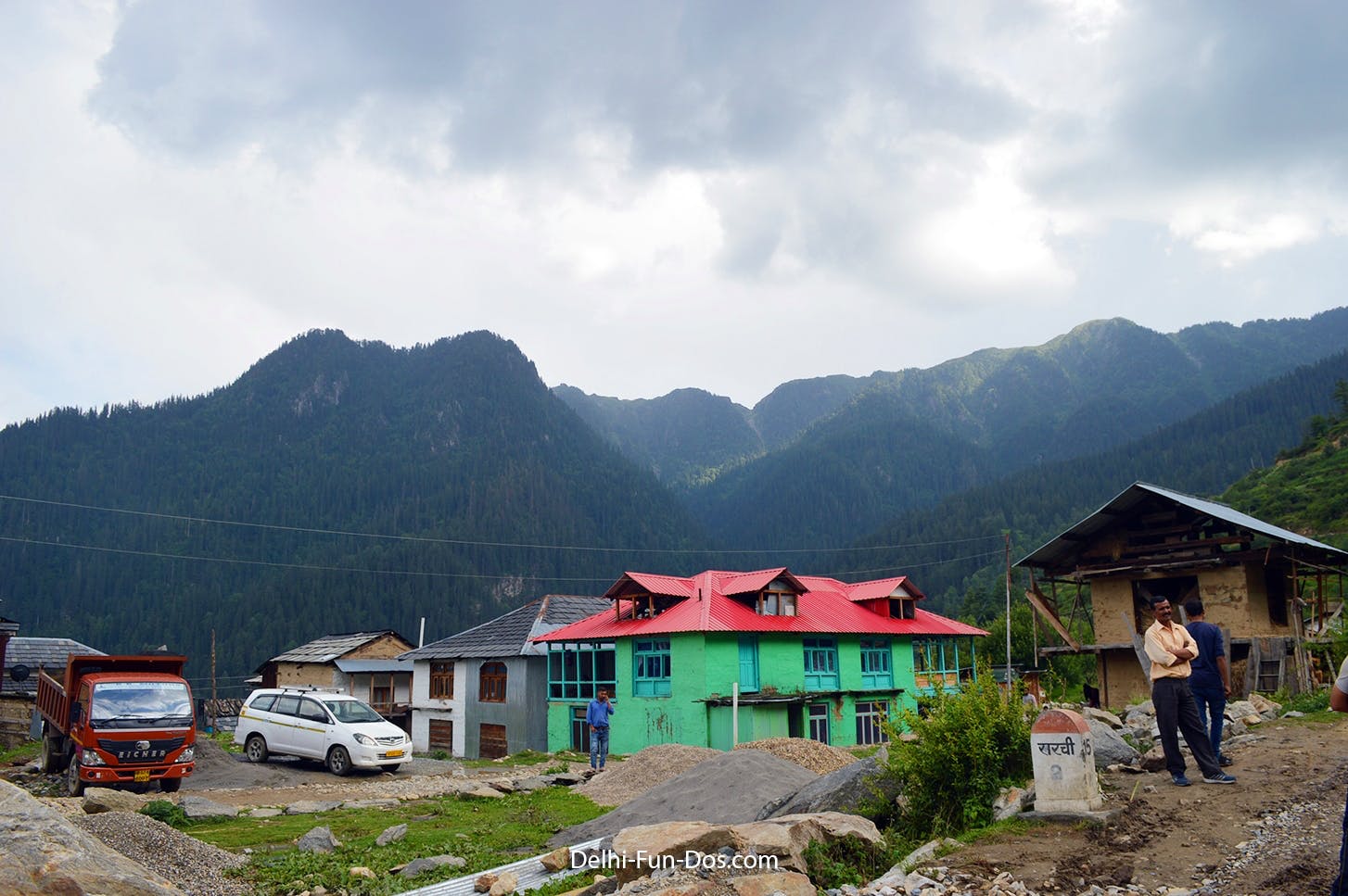 Hill station,Mountainous landforms,Mountain,Mountain range,Highland,Rural area,Hill,Geological phenomenon,Village,House