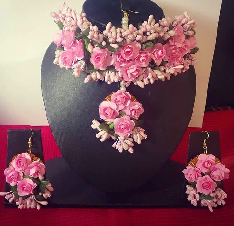 Pink,Flower,Floral design,Plant,Flower Arranging,Artificial flower,Spring,Cut flowers,Font,Fashion accessory