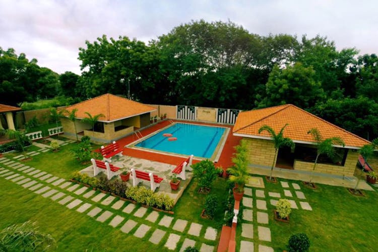 Property,Swimming pool,Grass,House,Leisure,Land lot,Building,Leisure centre,Home,Backyard