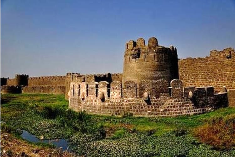 Fortification,Historic site,Castle,Landmark,Ancient history,Ruins,History,Building,Archaeological site,Medieval architecture