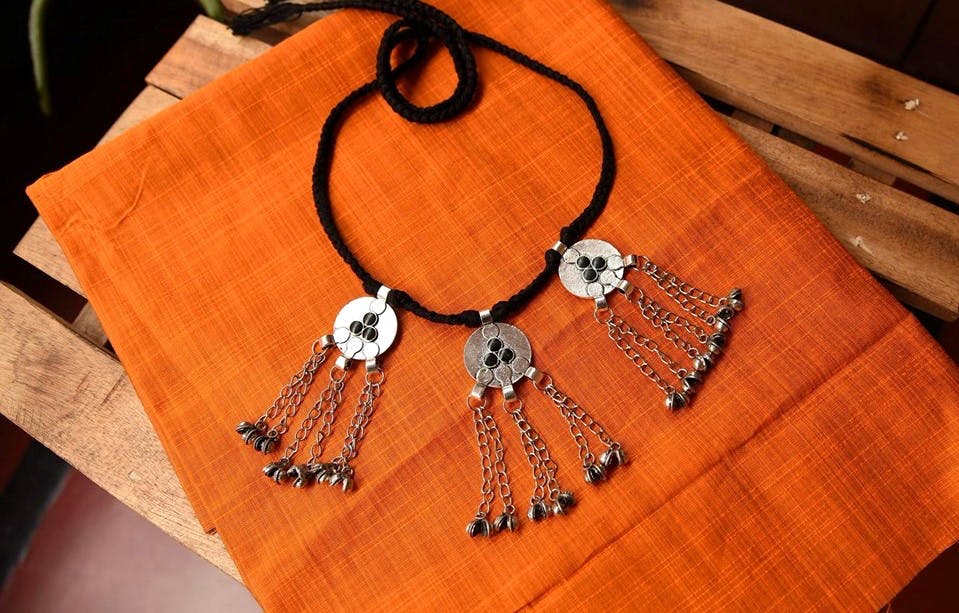 Orange,Fashion accessory,Jewellery,Necklace,Body jewelry,Wood,Chain,Metal