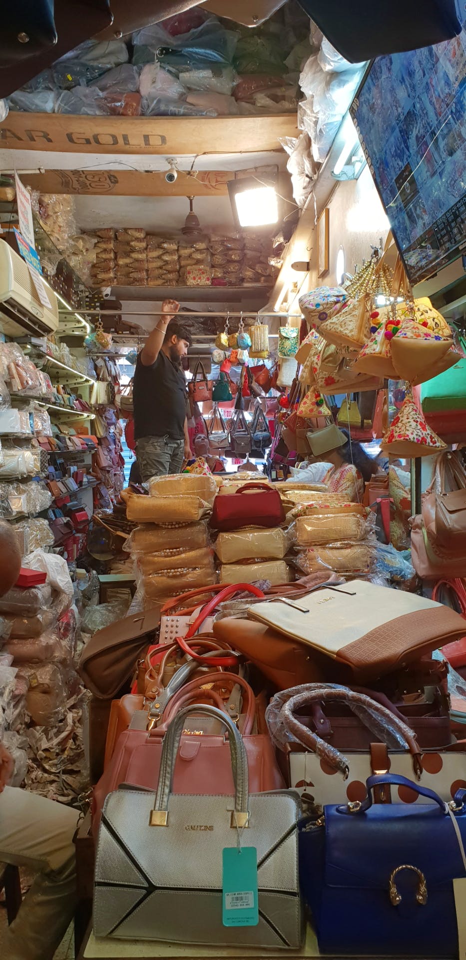 purse Wholesale market in Mumbai| madanpura| सबसे सस्ते रेट  मे|#mrkalitopiwala - YouTube