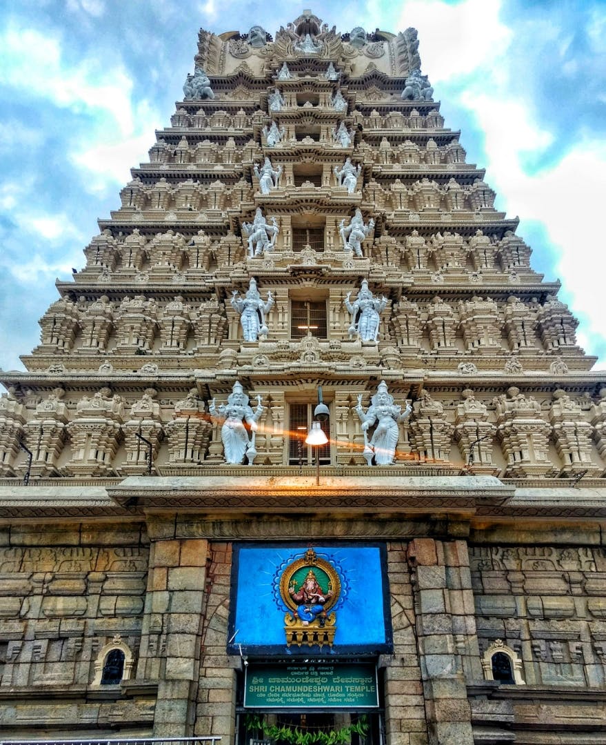 Hindu temple,Landmark,Building,Architecture,Place of worship,Temple,Historic site,Facade,Medieval architecture,Sky