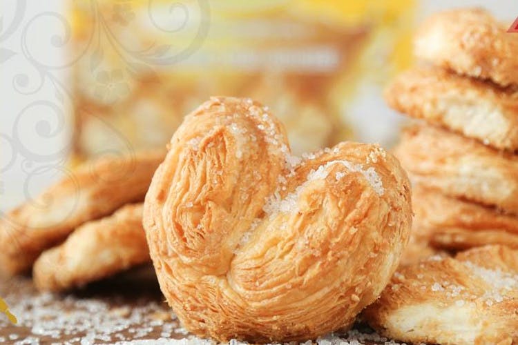 Food,Cuisine,Dish,Baked goods,Palmier,Close-up,Fried dough,Cruller,Puff pastry,Fried food