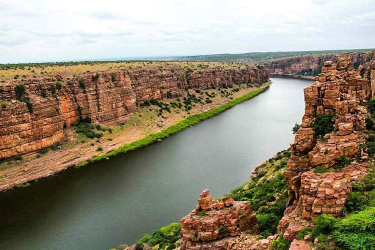 Water resources,Natural landscape,River,Water,Waterway,Reservoir,Watercourse,Escarpment,Cliff,Canyon