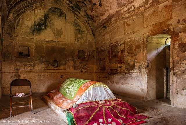 Holy places,Bed,Room,Furniture,Architecture,Stock photography,Building,Interior design,Arch,Ceiling