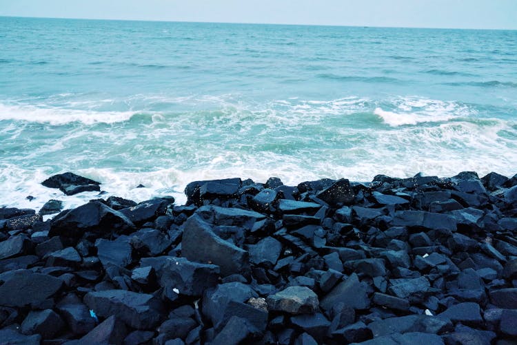 Body of water,Sea,Ocean,Shore,Wave,Water,Blue,Rock,Beach,Coast