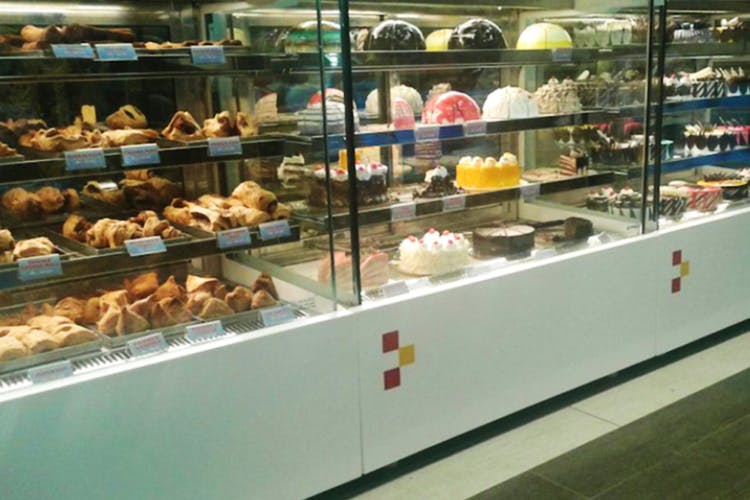 Bakery,Pâtisserie,Delicatessen,Display case,Food,Pastry,Cuisine,Baking,Pączki,Delicacy