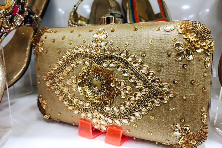 Handbag,Bag,Fashion accessory,Gold,Glitter,Material property,Beige,Metal,Gold,Silver