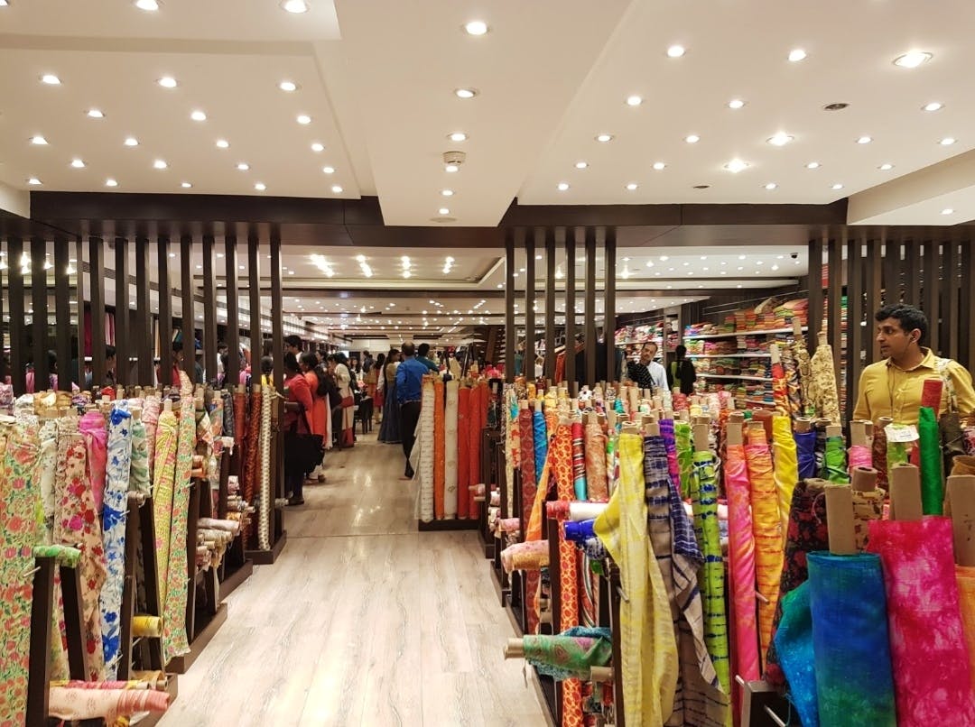 Boutique,Outlet store,Clothing,Retail,Building,Fashion,Textile,Dress,Bazaar,Shopping