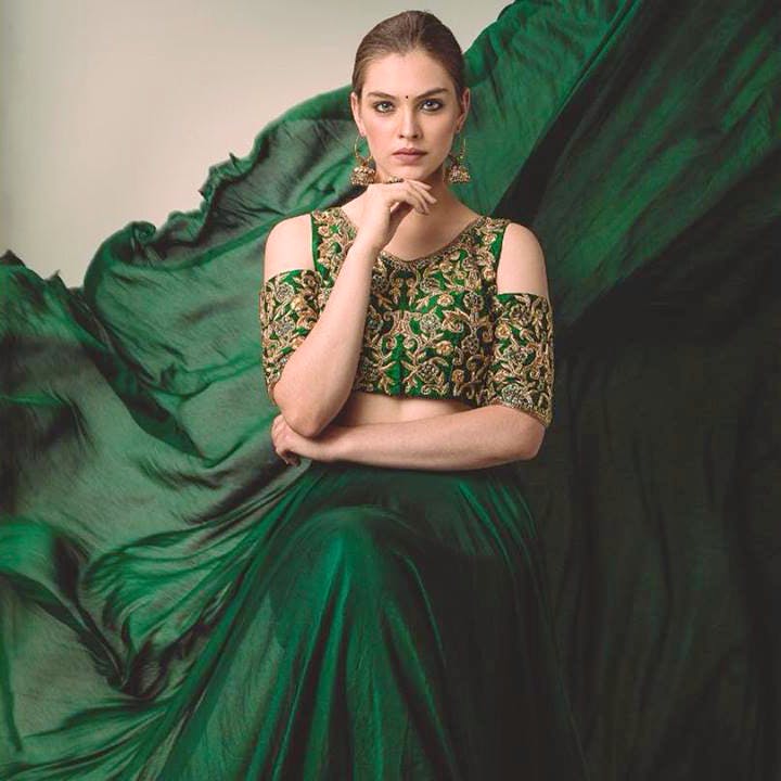 Green,Clothing,Formal wear,Fashion model,Photo shoot,Lady,Dress,Beauty,Fashion,Model