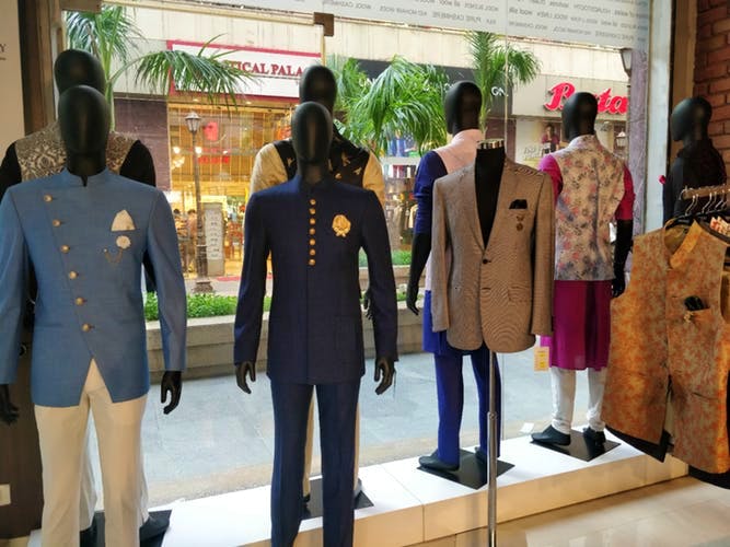 Outerwear,Standing,Fashion,Boutique,Coat,Blazer,Jacket,Mannequin,Uniform,Event