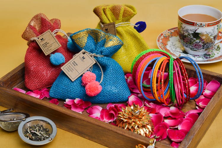 Gift basket,Present,Thread,Hamper,Basket,Food,Tableware