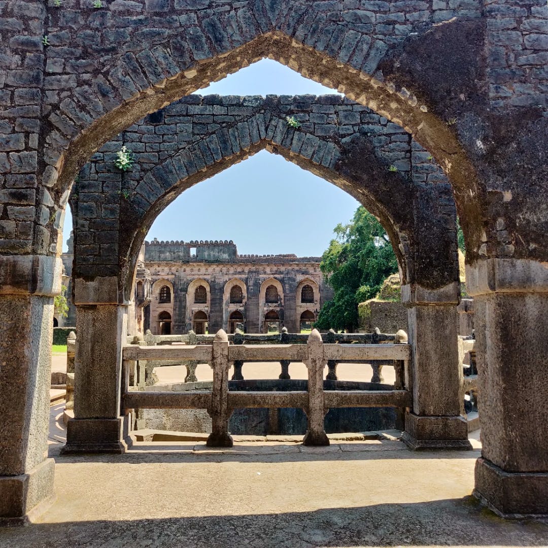 Arch,Architecture,Holy places,Building,Ruins,Ancient roman architecture,Medieval architecture,Arcade,Historic site,History