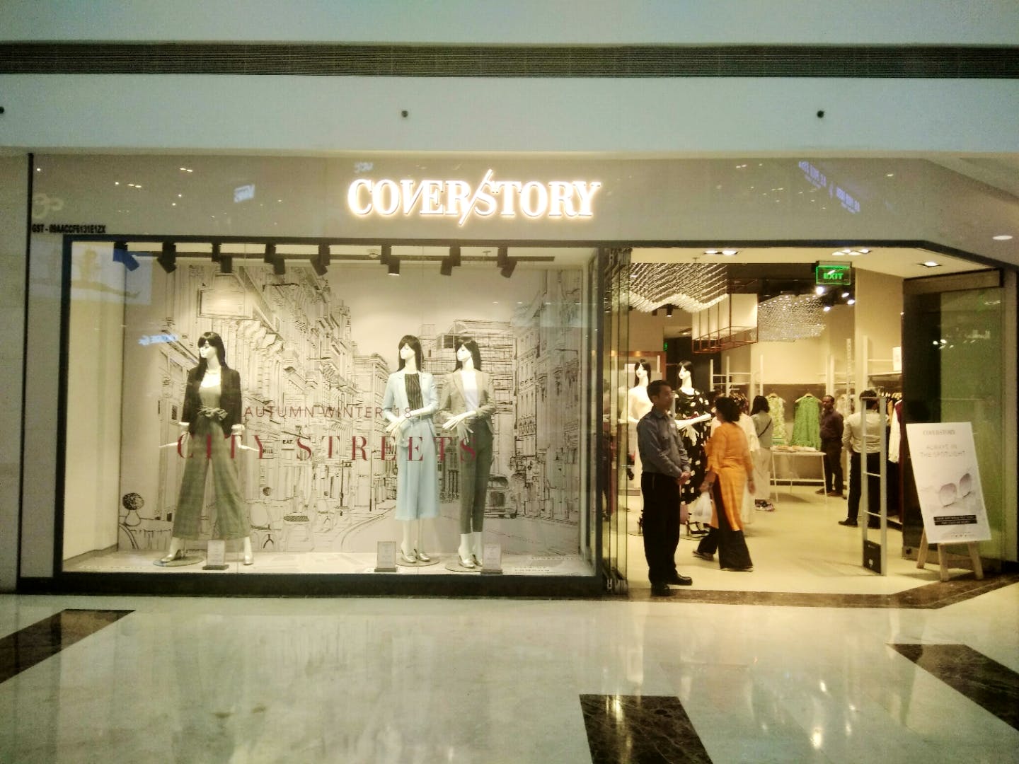 Display window,Boutique,Retail,Building,Outlet store,Shopping mall,Display case,Tourist attraction