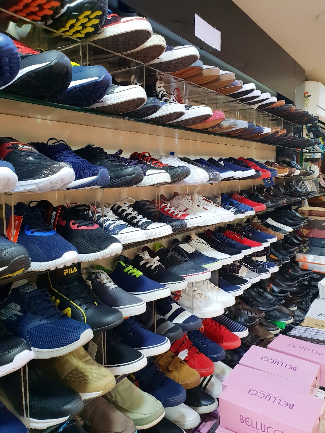 shoe shops in lokhandwala market
