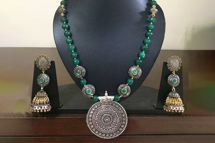 Jewellery,Fashion accessory,Necklace,Pendant,Body jewelry,Locket,Emerald,Silver,Gemstone,Turquoise