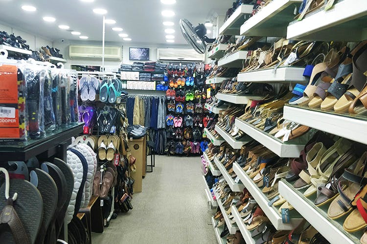 Outlet store,Retail,Building,Footwear,Marketplace,Aisle,Inventory,Selling,Customer,Shoe