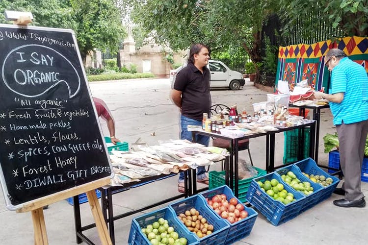 Market,Local food,Public space,Marketplace,Selling,Bake sale,Street food,Hawker,Food,Fruit