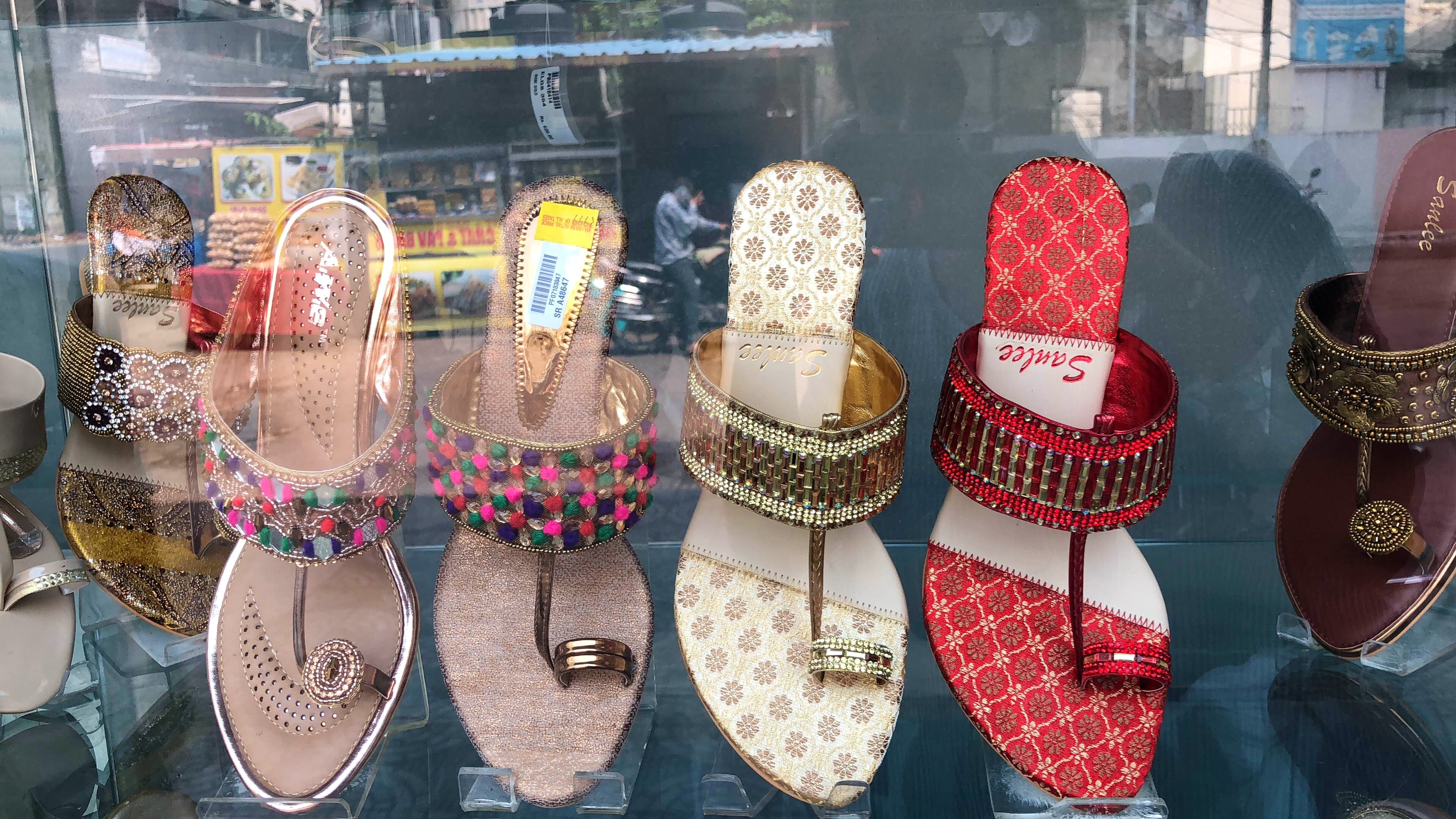Footwear,Slipper,Shoe,Display window,Sandal,Selling,Flip-flops,Fashion accessory