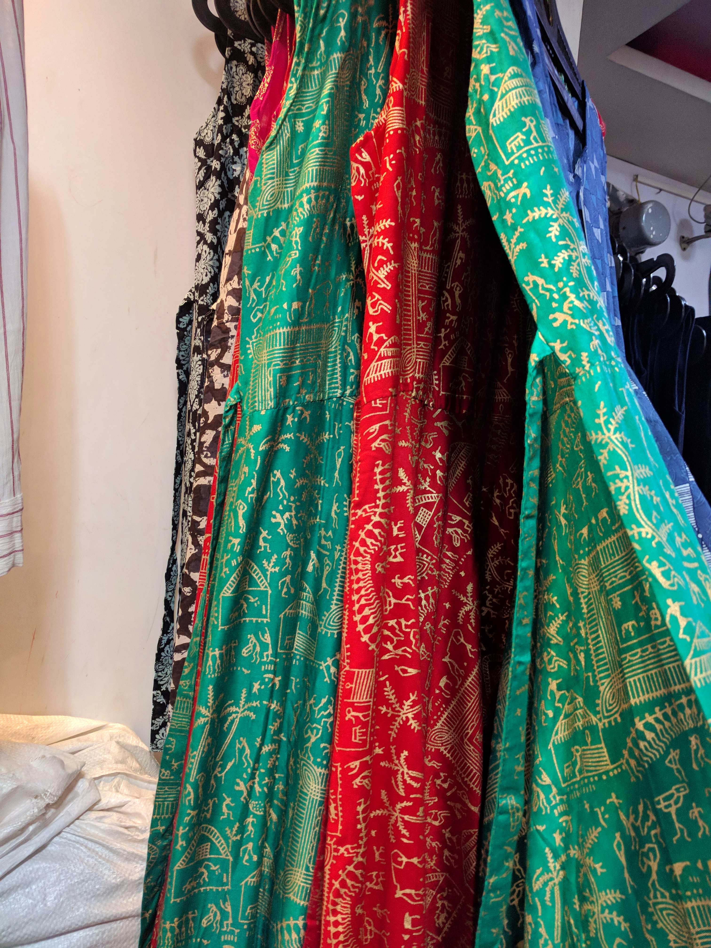 Clothing,Green,Turquoise,Silk,Maroon,Aqua,Textile,Sari,Stole,Formal wear