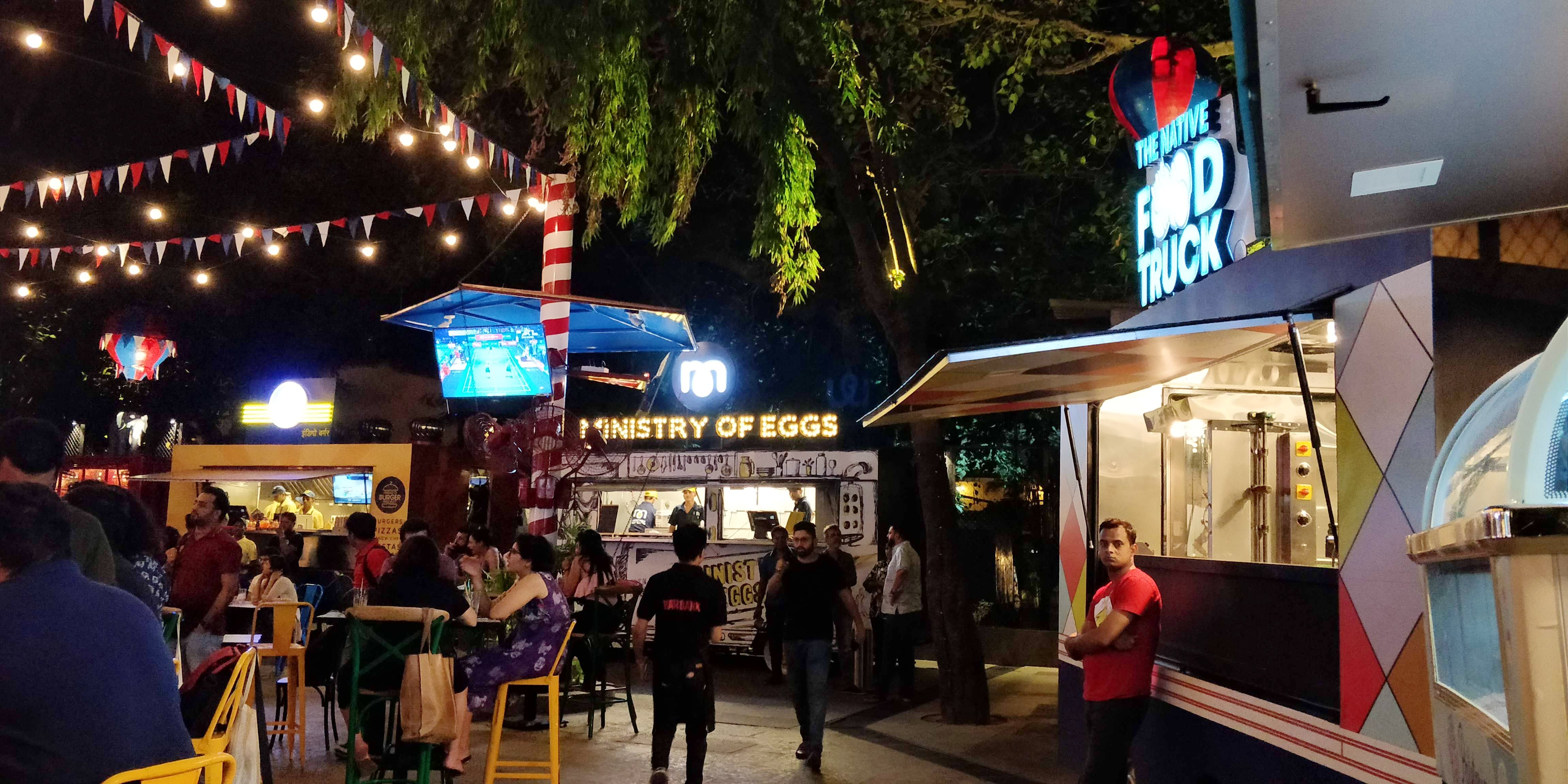 This Place In Juhu Has Over 10 Food Trucks, Budget Alcohol & An Amazing Vibe