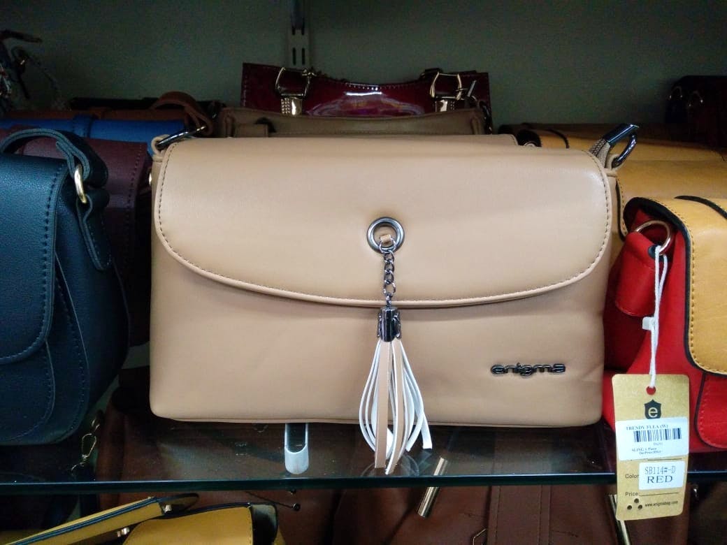 Bag,Handbag,Leather,Fashion accessory,Baggage,Luggage and bags,Satchel,Beige
