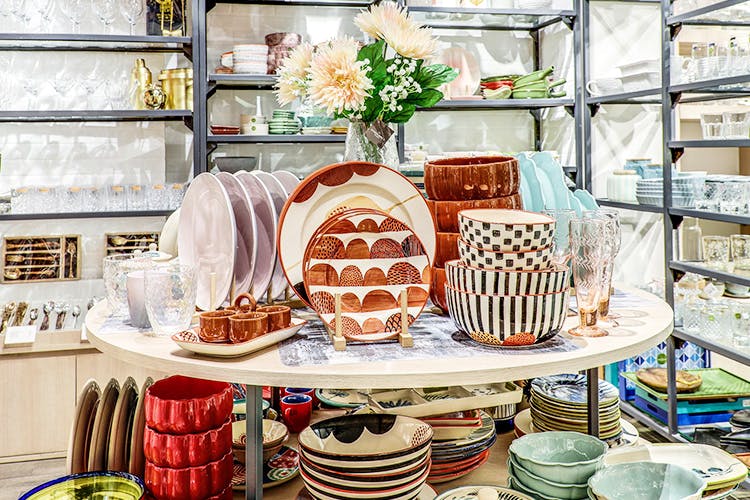 Dishware,Bakery,Food,Plate,Tableware,Building,Cuisine,Ceramic