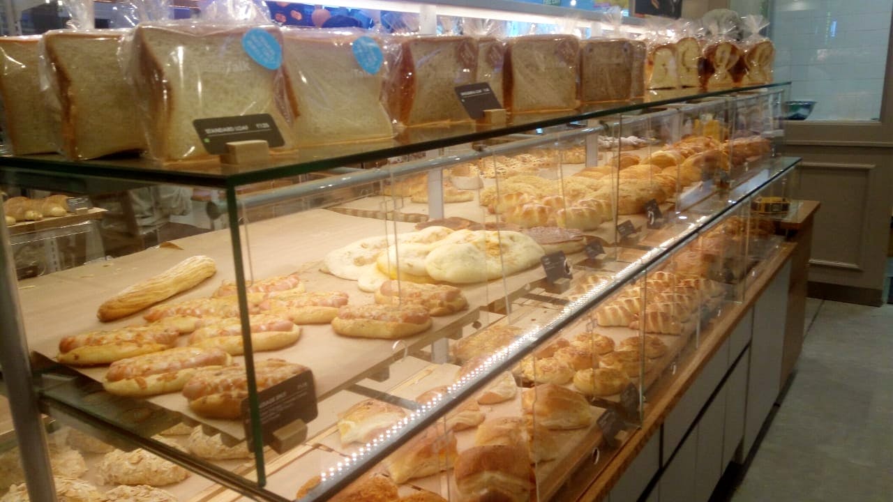 Bakery,Food,Cuisine,Pâtisserie,Display case,Baking,Dish,Business,Pastry,Baked goods