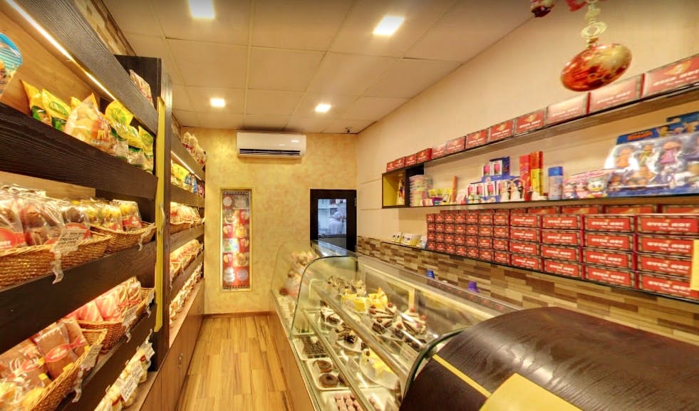 Supermarket,Grocery store,Building,Retail,Convenience store,Aisle,Convenience food,Delicatessen,Interior design,Food