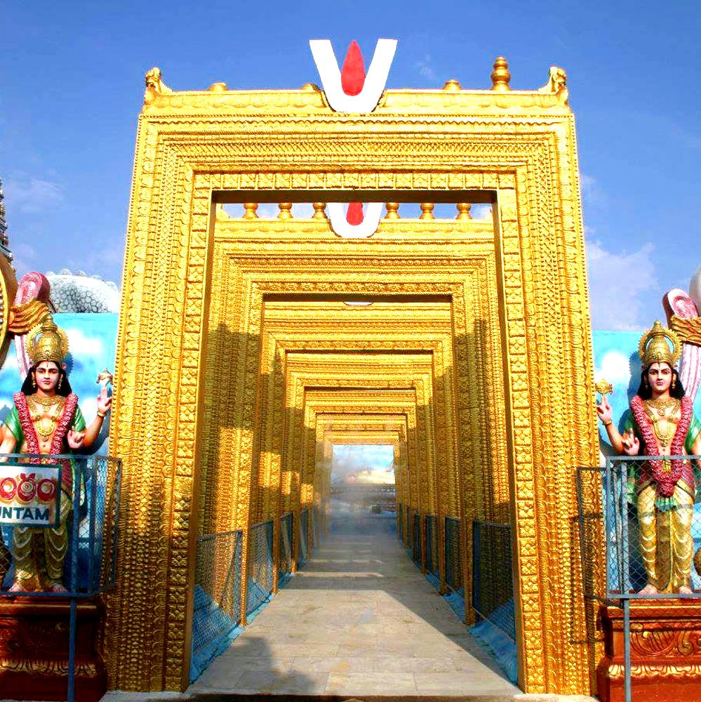 Landmark,Temple,Place of worship,Building,Architecture,Hindu temple,Wat,Temple,Arch,Shrine