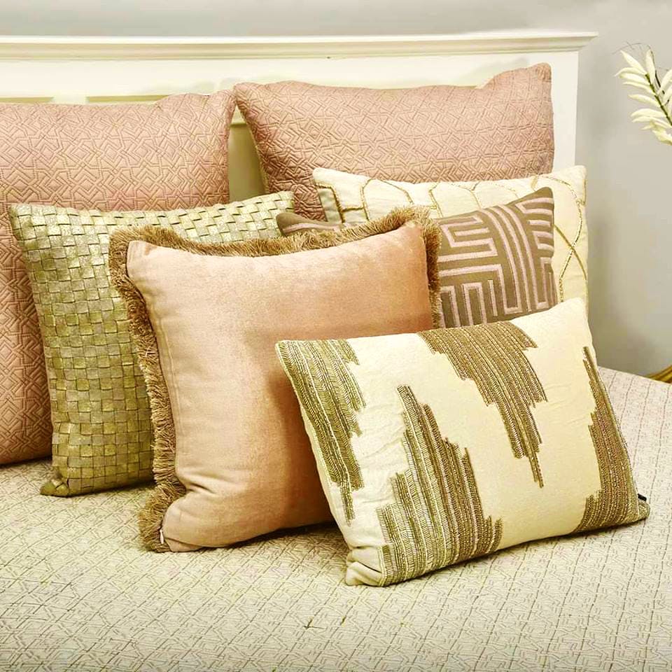 Pillow,Throw pillow,Cushion,Bedding,Furniture,Bed sheet,Product,Duvet cover,Textile,Room