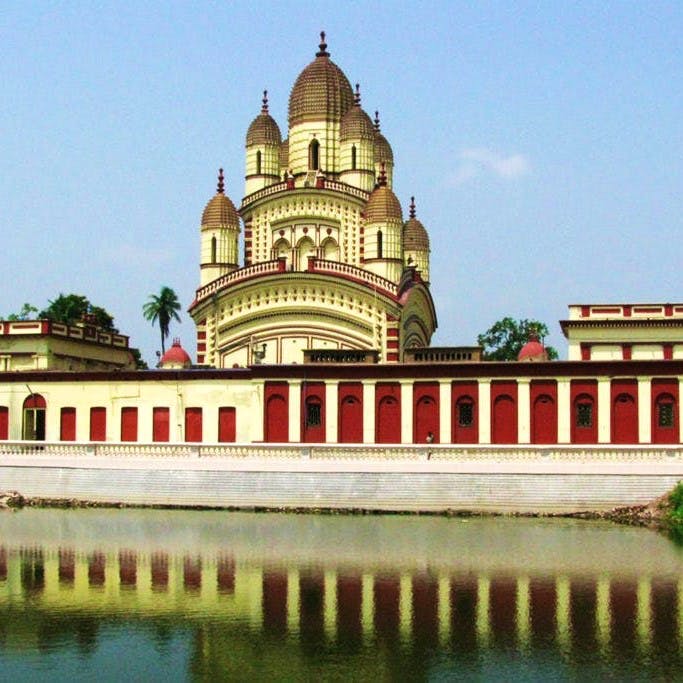 Landmark,Architecture,Building,Place of worship,Temple,Palace,Historic site,Water,Waterway,Classical architecture