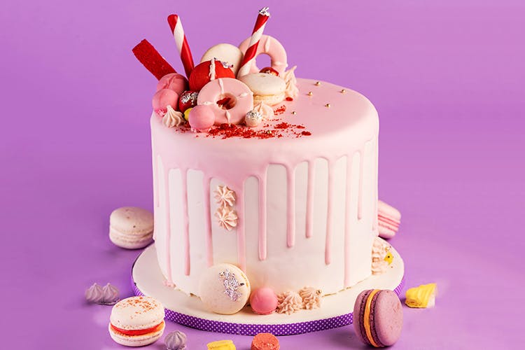 Cake,Pink,Sugar paste,Cake decorating,Birthday cake,Fondant,Buttercream,Food,Icing,Baked goods