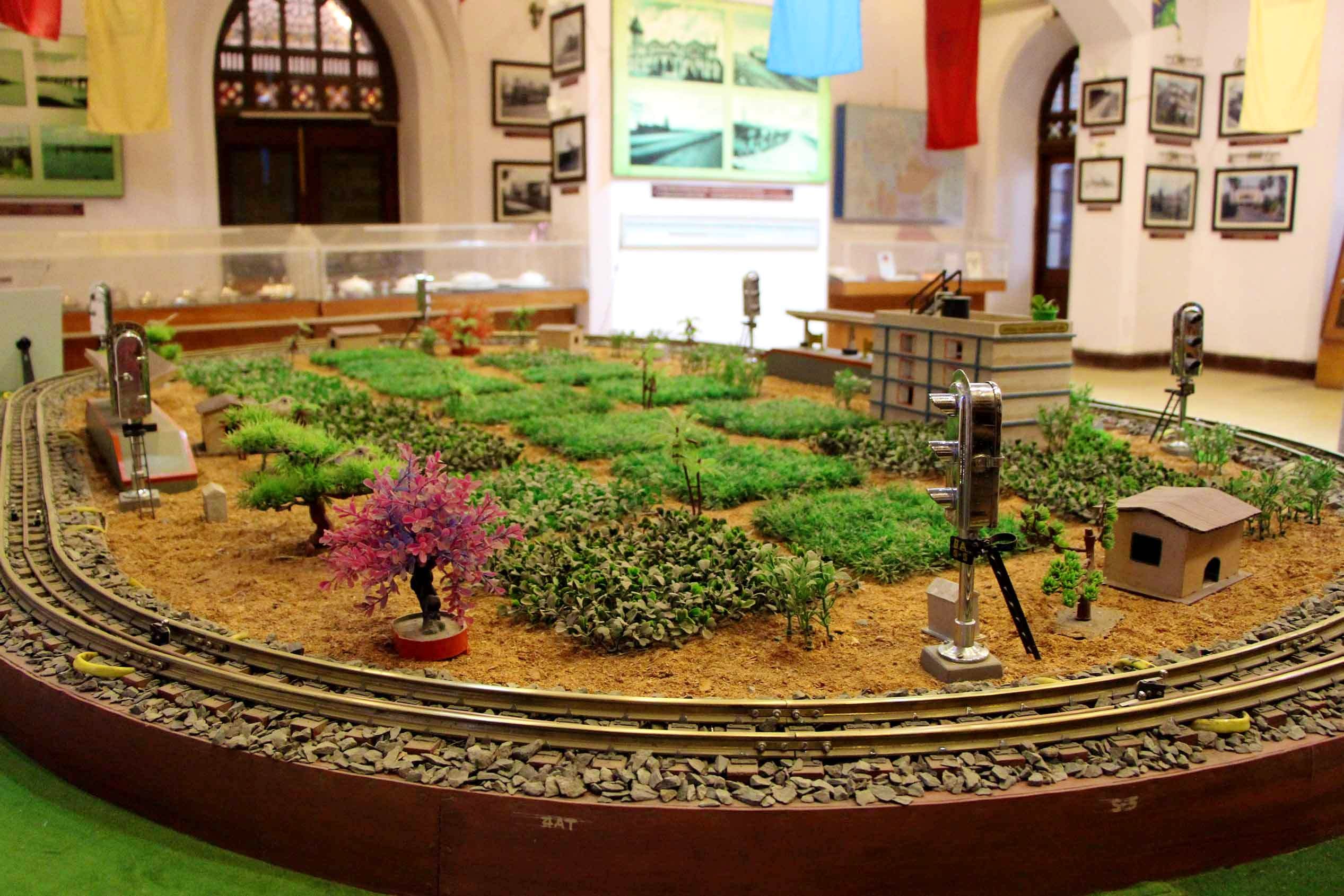 Scale model,Grass,Miniature,Architecture,Garden,Plant,Building,Interior design,Courtyard,Houseplant