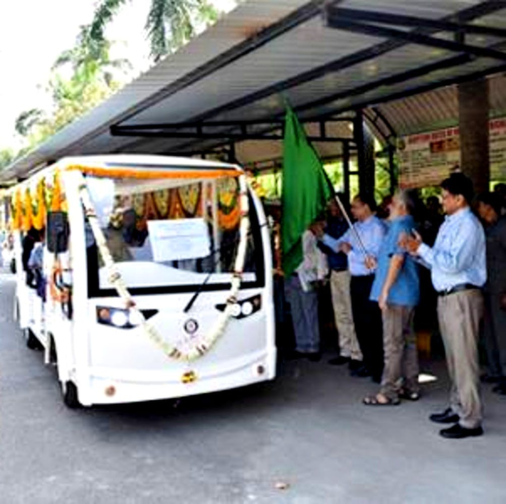 Transport,Motor vehicle,Mode of transport,Vehicle,Bus,Tour bus service,Public transport,Car,Passenger,Airport bus