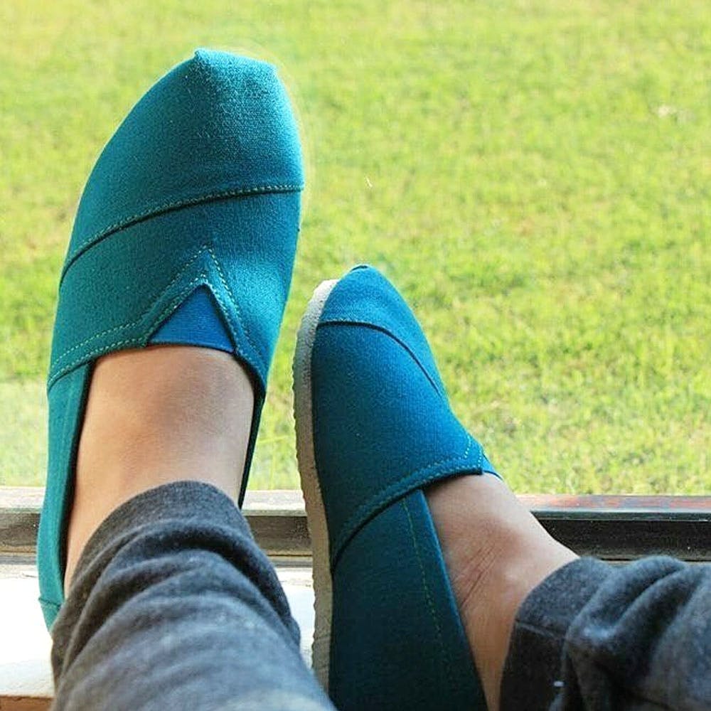 Footwear,Blue,Green,Shoe,Human leg,Jeans,Turquoise,Leg,Ankle,Teal