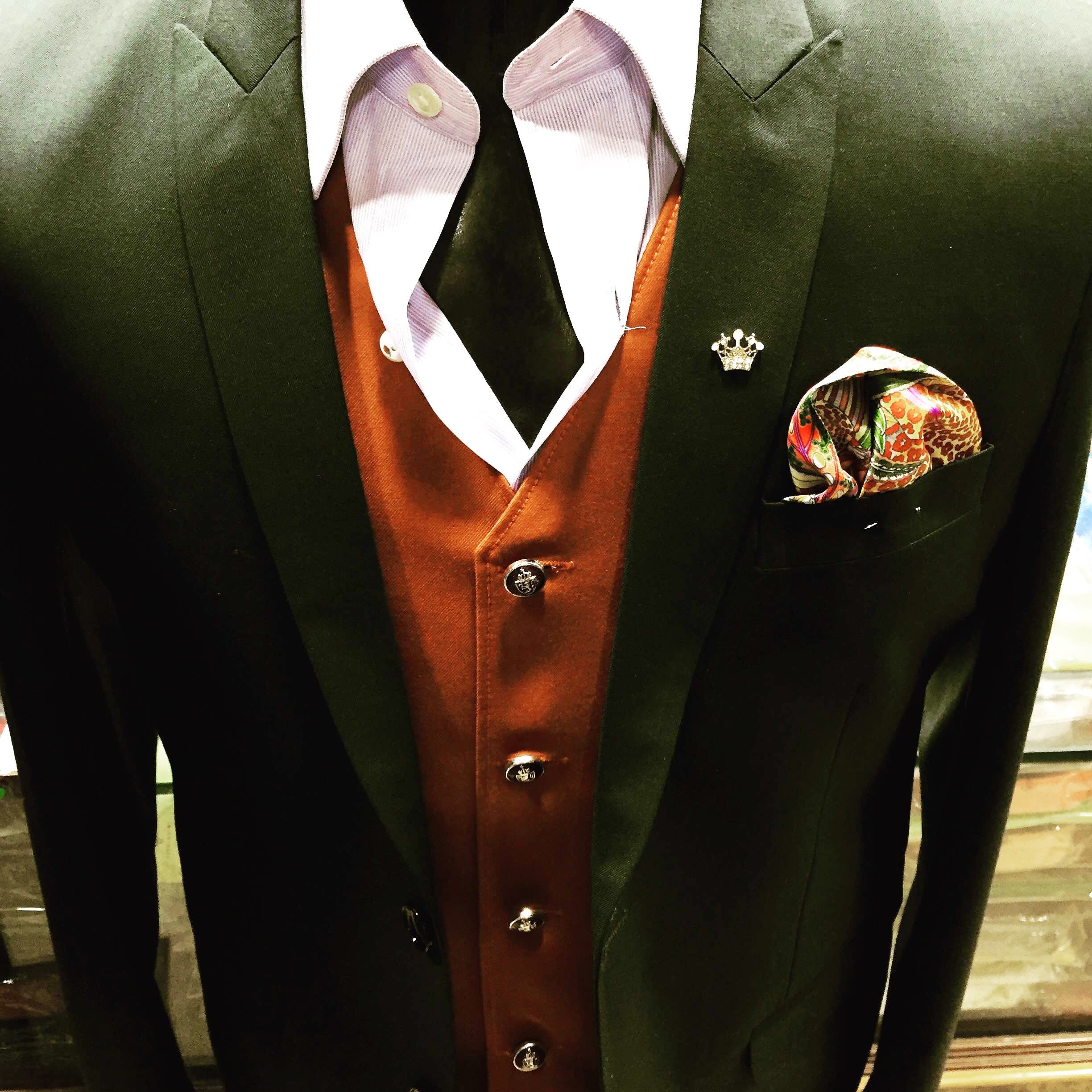 Suit,Clothing,Formal wear,Outerwear,Tuxedo,Tie,Blazer,Jacket,Button,Uniform