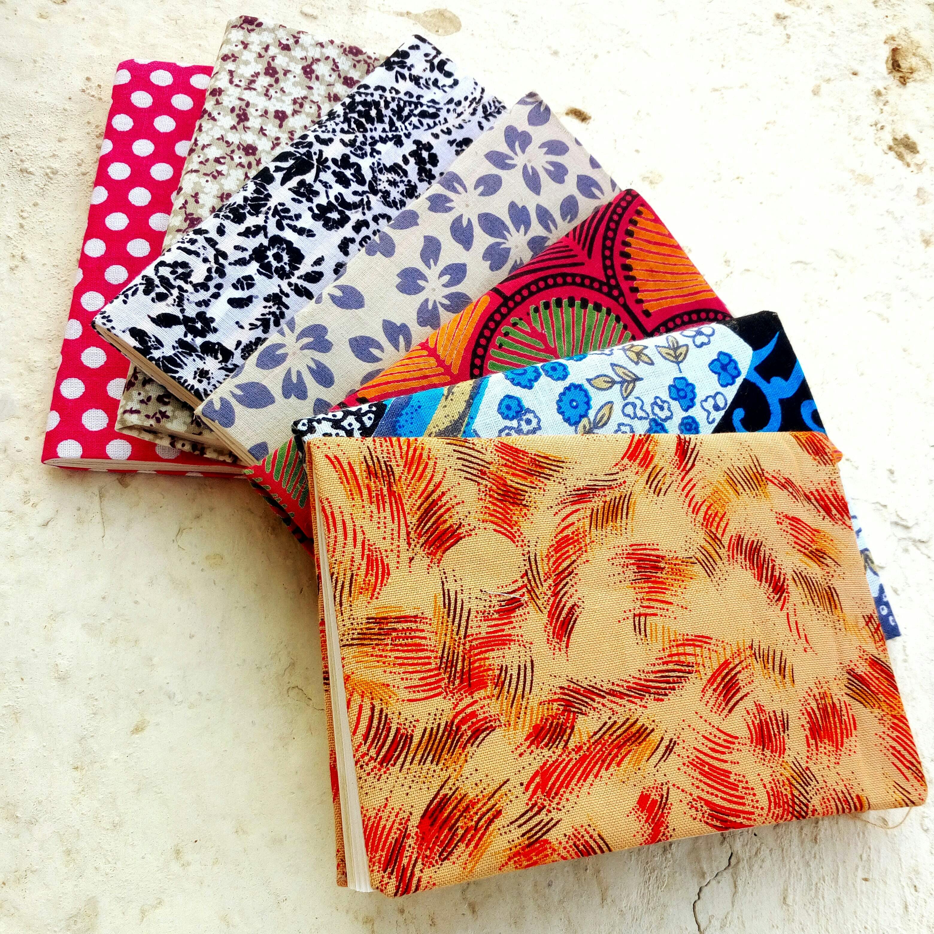 Coin purse,Font,Textile,Fashion accessory,Pattern,Wallet,Pattern,Zipper