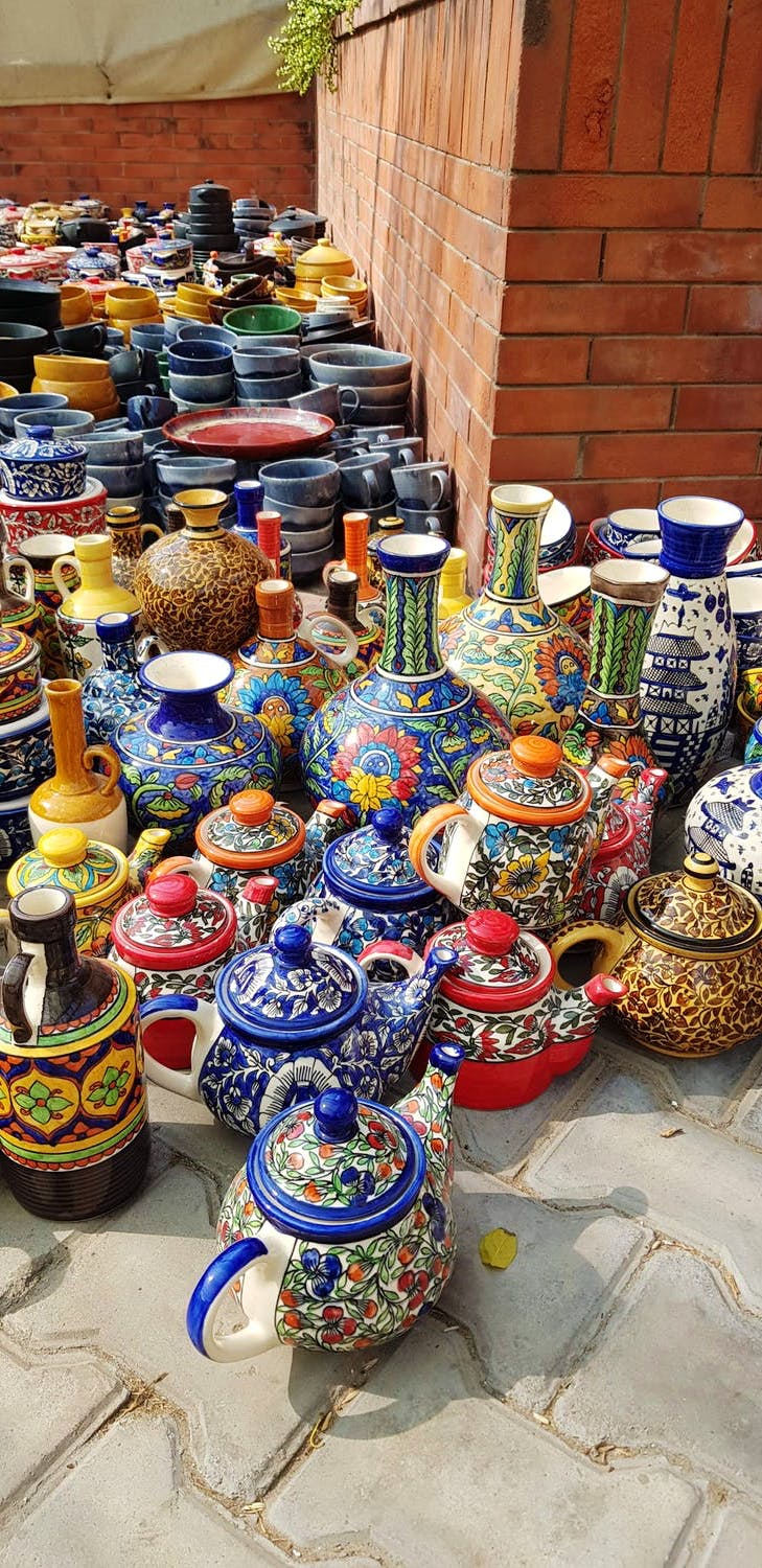 Public space,Pottery,Ceramic,Market,Human settlement,Bazaar,City,Souvenir,Porcelain,earthenware
