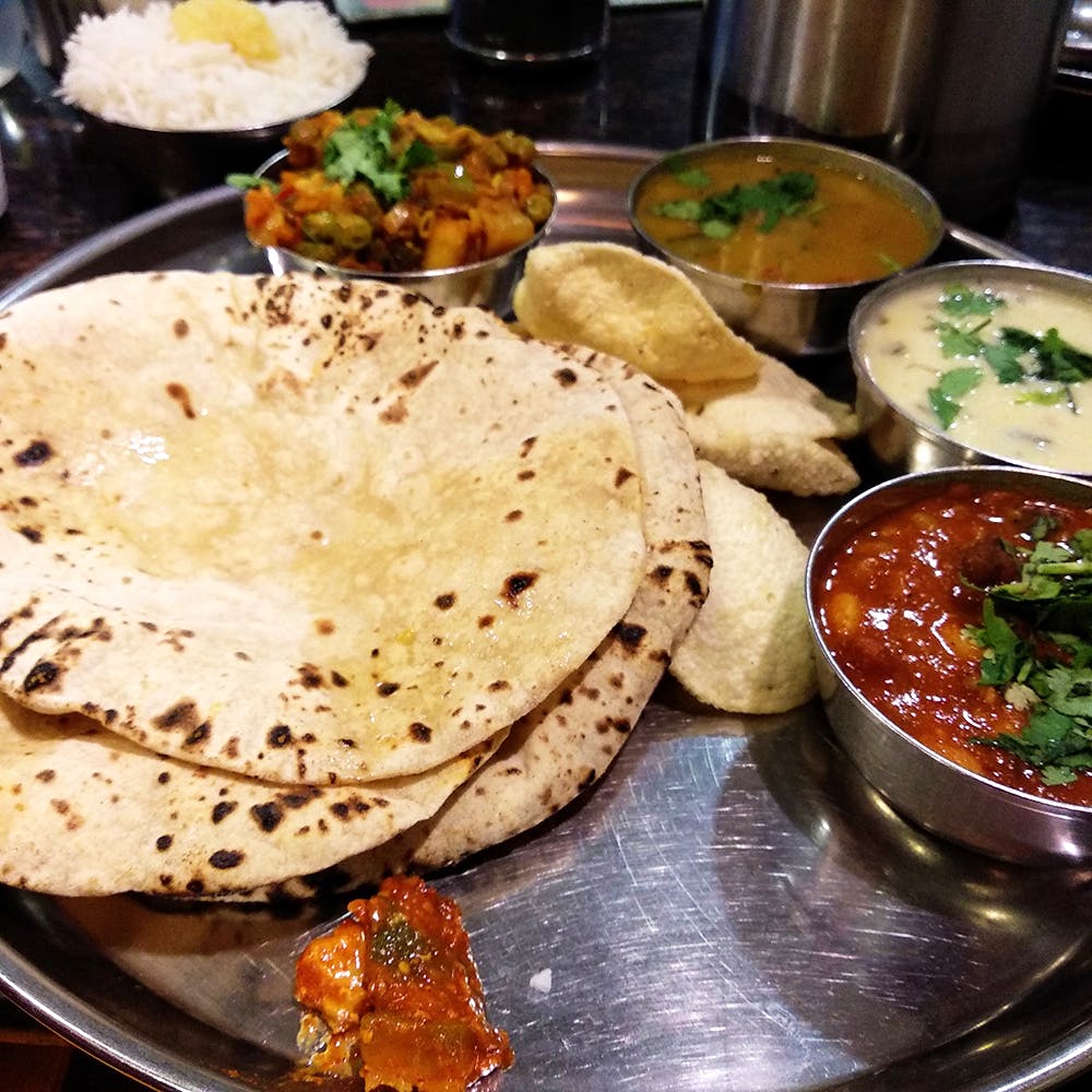 Dish,Food,Cuisine,Naan,Ingredient,Punjabi cuisine,Chapati,Roti,Flatbread,Indian cuisine