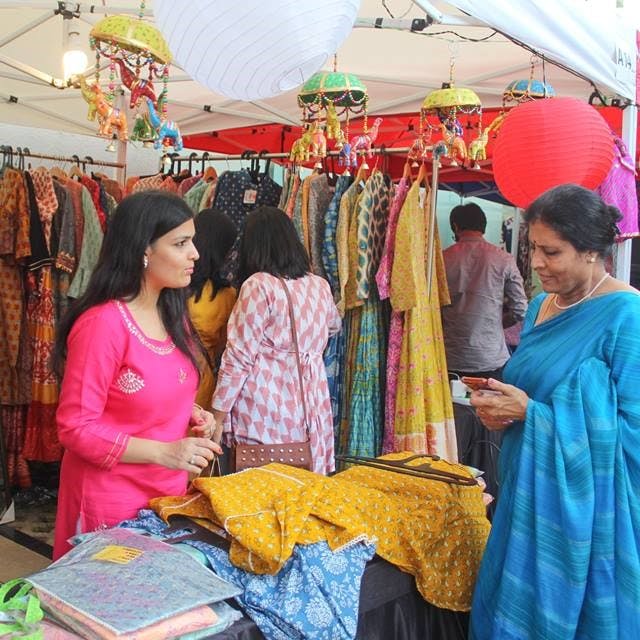 Selling,Market,Marketplace,Bazaar,Public space,Textile,Shopping,Human settlement,Sari,Event