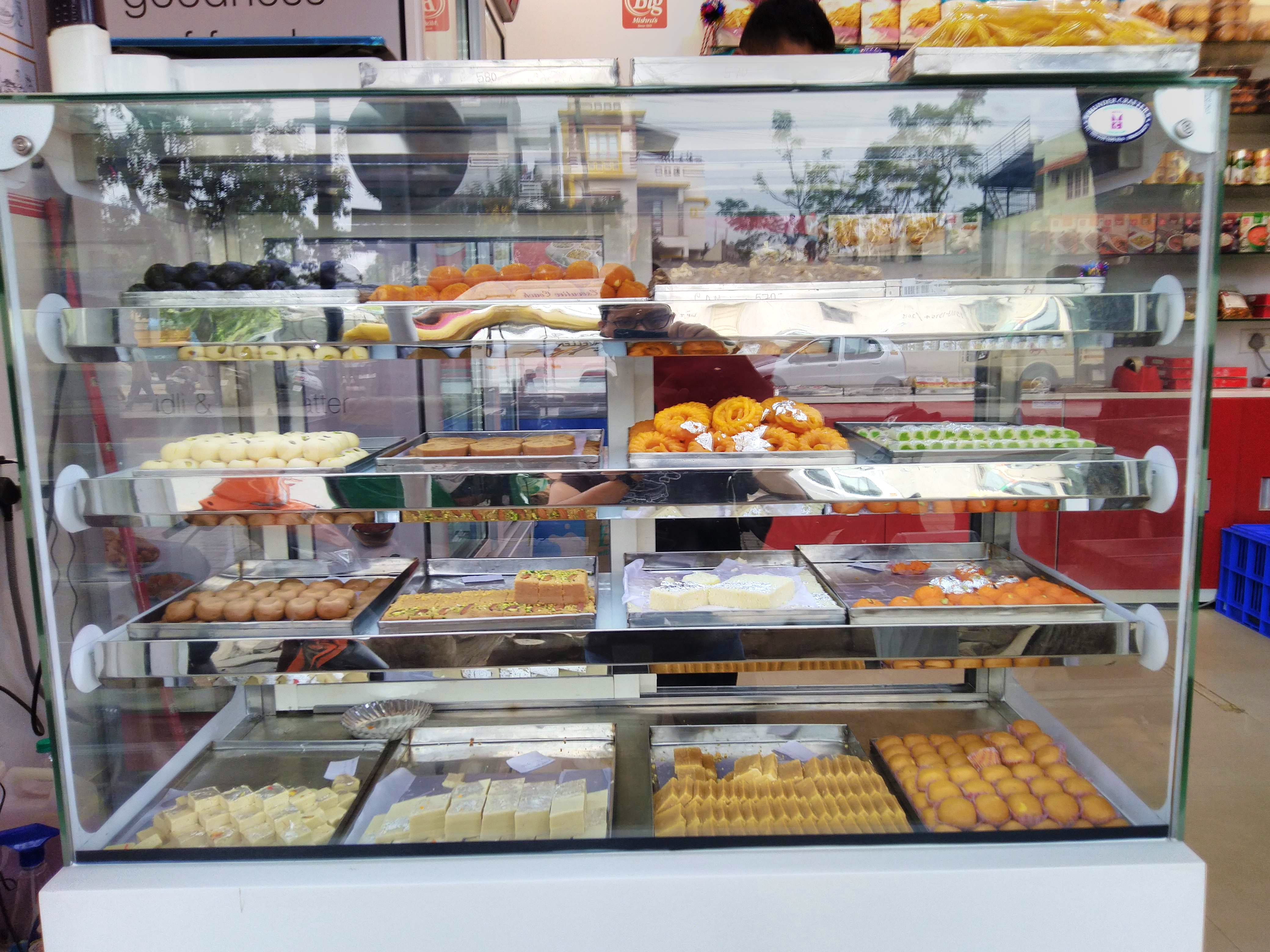Bakery,Display case,Pâtisserie,Delicatessen,Food,Pastry,Business,Frozen food,Convenience food,Grocery store