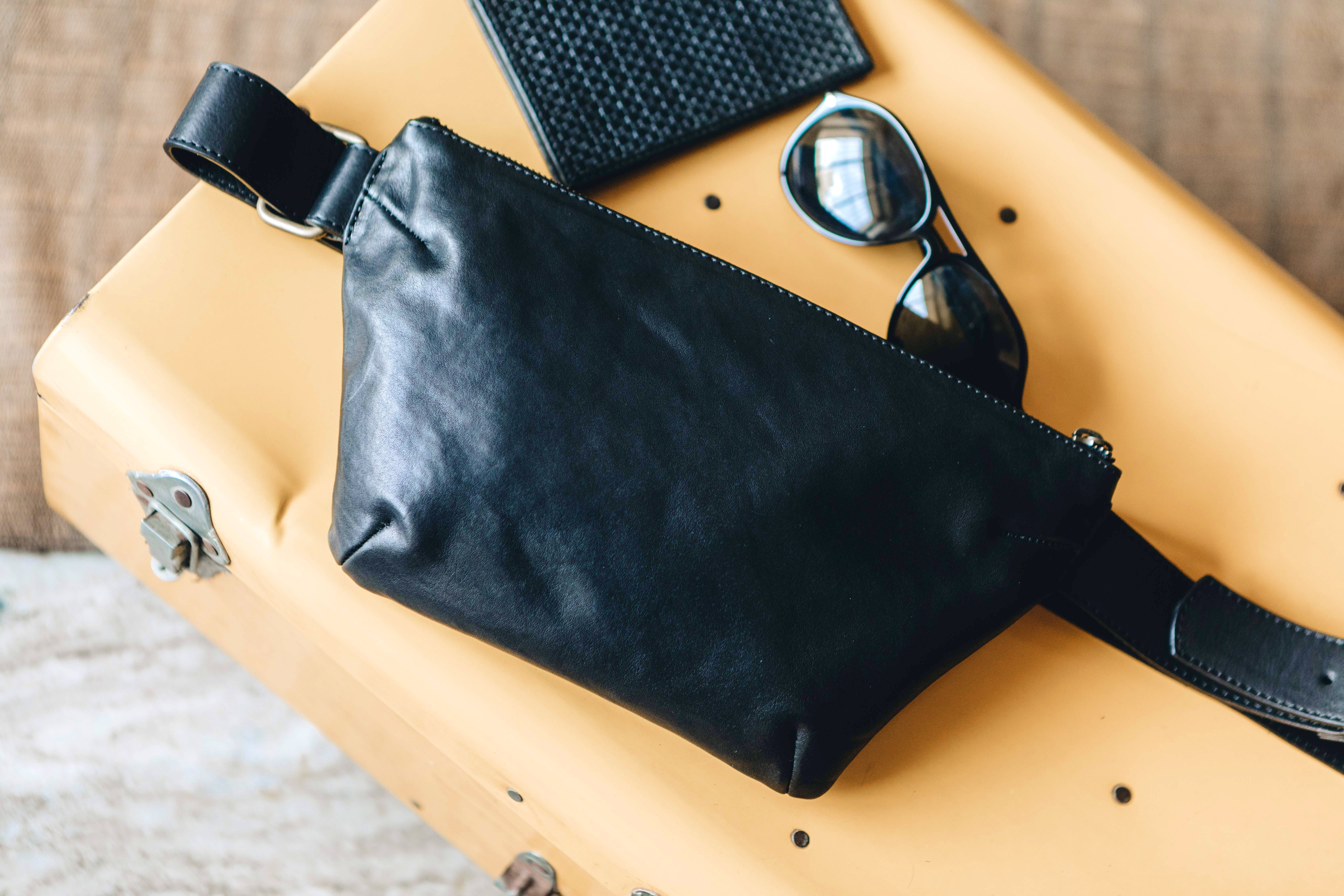 Leather,Bag,Material property,Messenger bag,Fashion accessory,Handbag,Satchel,Strap