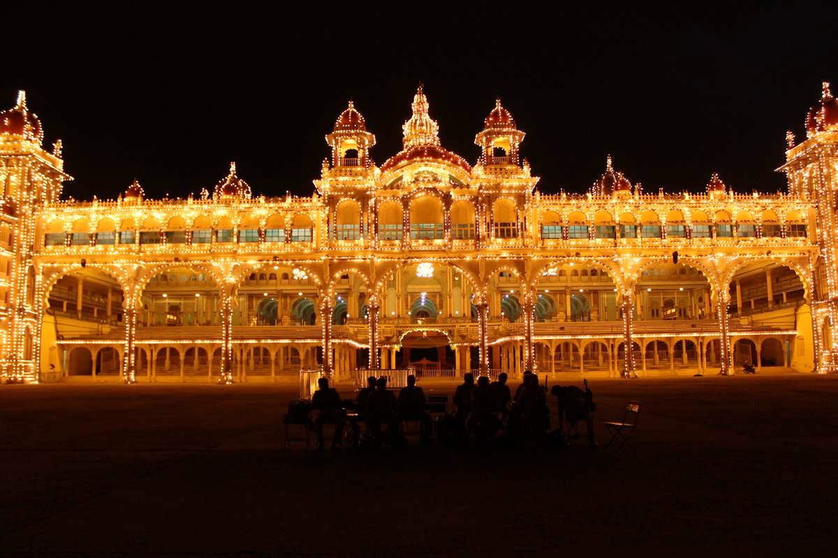 Landmark,Night,Palace,Light,Architecture,Public space,City,Lighting,Human settlement,Plaza