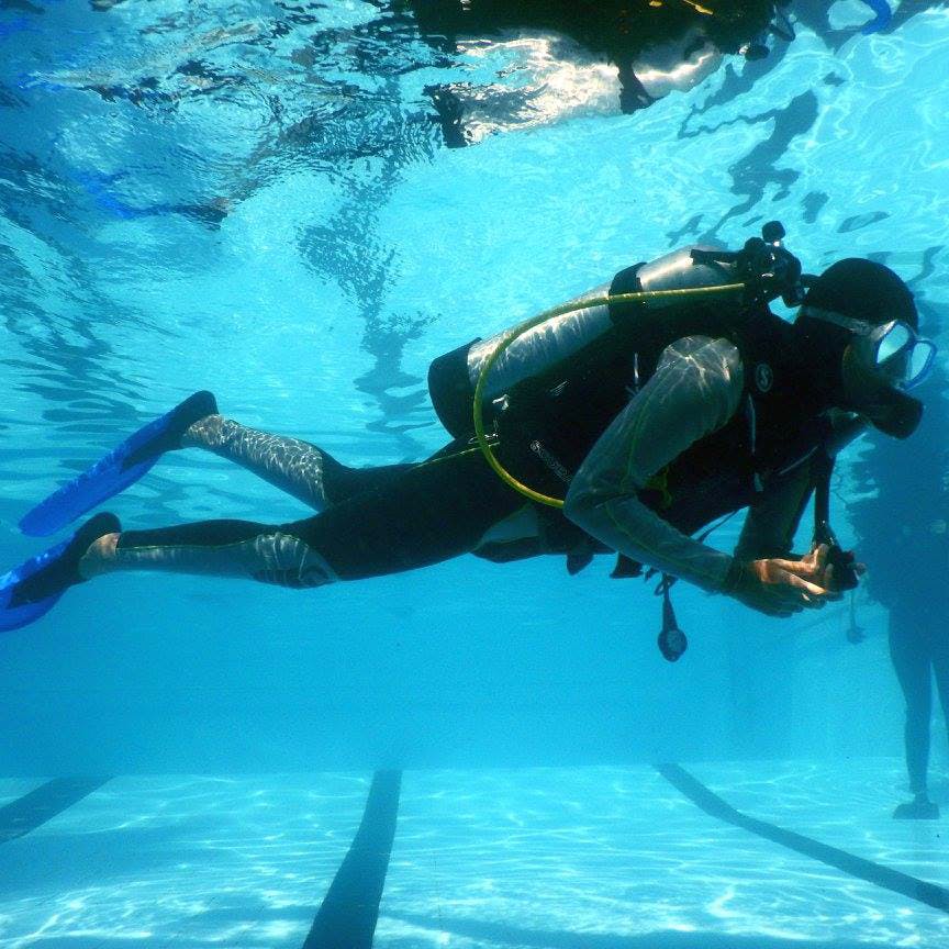 Scuba diving,Underwater diving,Diving equipment,Recreation,Swimfin,Underwater,Divemaster,Swimming pool,Wetsuit,Diving mask