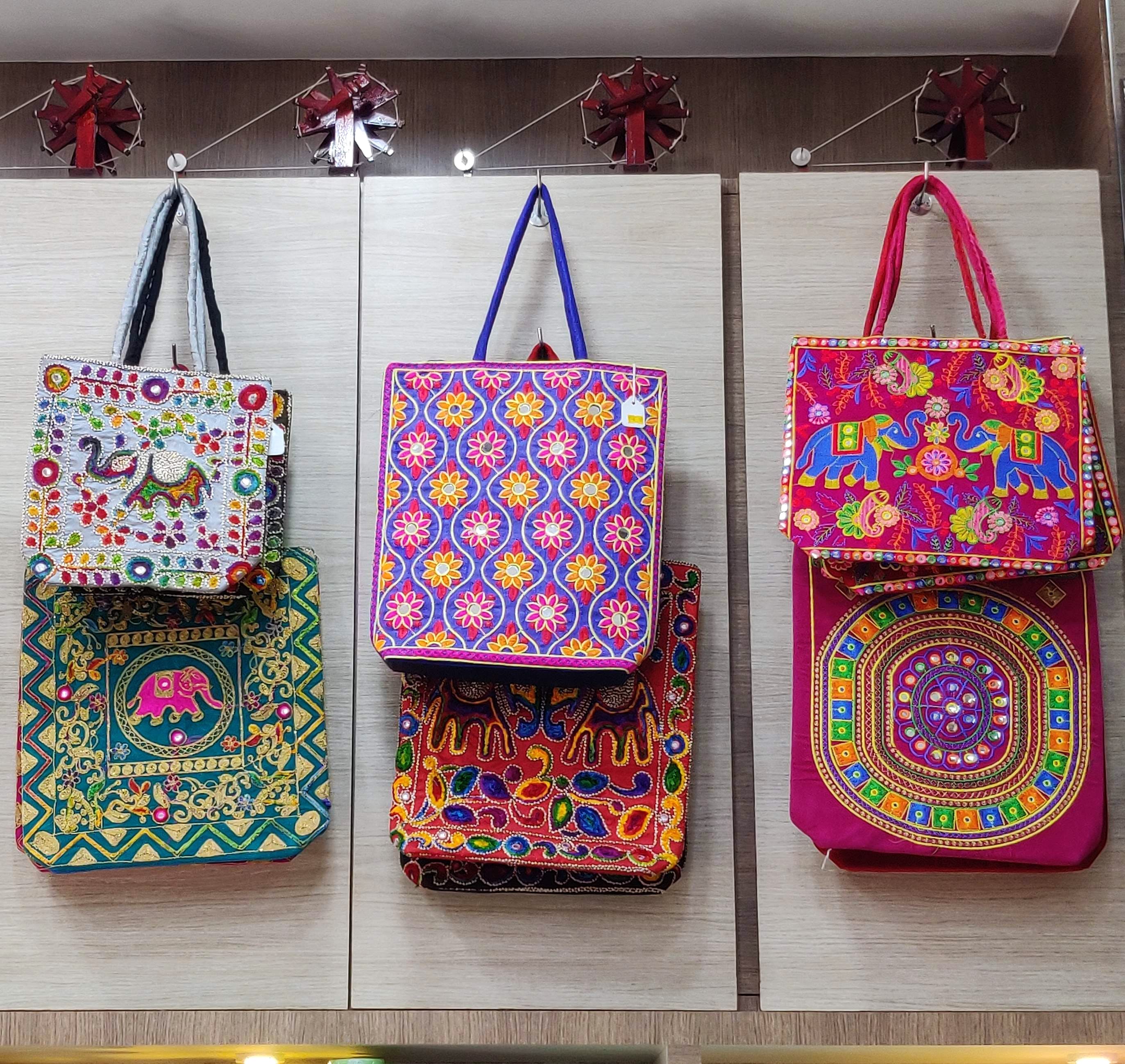 Bag,Handbag,Fashion accessory,Tote bag,Shoulder bag,Pattern,Visual arts,Pattern,Design,Material property