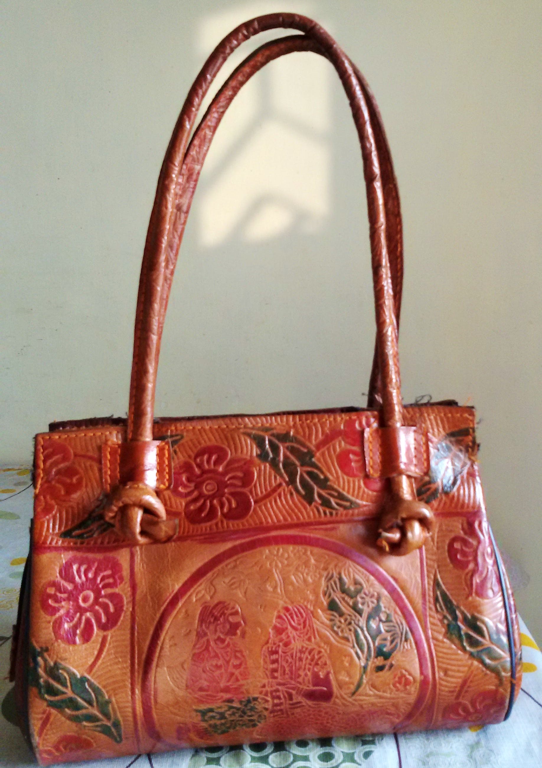 Handbag,Bag,Shoulder bag,Fashion accessory,Pink,Brown,Beauty,Leather,Design,Material property