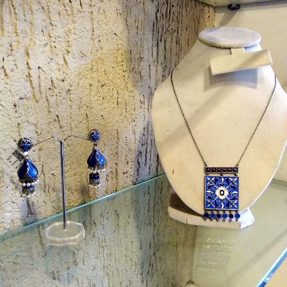 Blue,Cobalt blue,Necklace,Tile,Fashion accessory,Blue and white porcelain,Porcelain,Ceramic,Jewellery,Mannequin